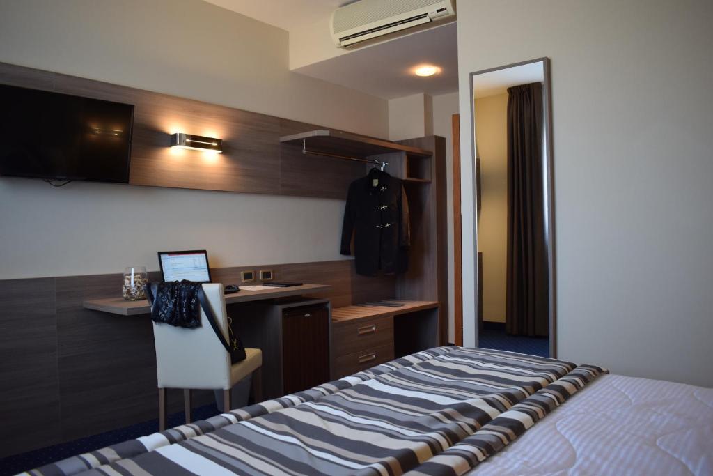 Postel nebo postele na pokoji v ubytování Roma Domus Hotel