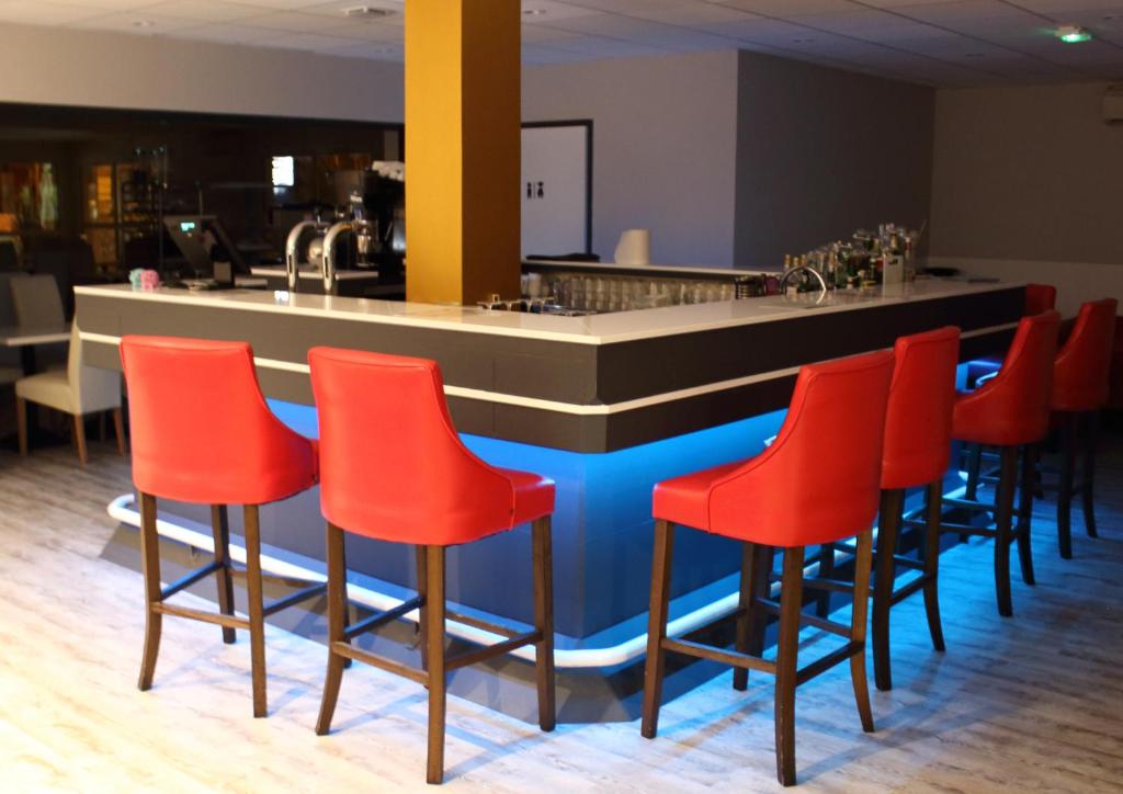 Lounge nebo bar v ubytování The Originals City, Hôtel La Belle Étape, Brignoles