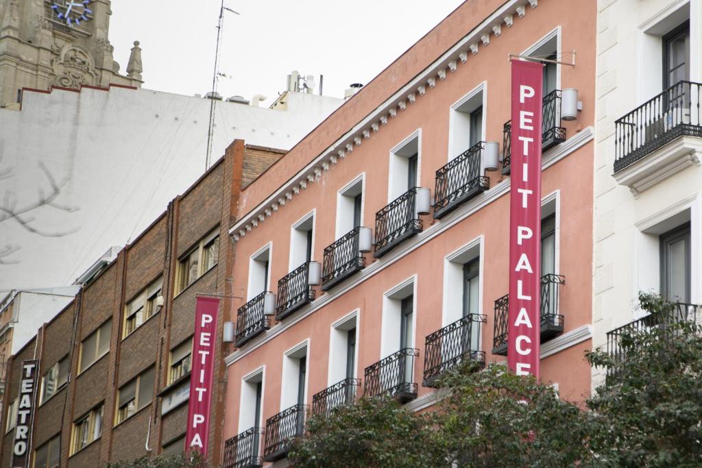un edificio con letreros en el costado en Petit Palace Tres Cruces, en Madrid