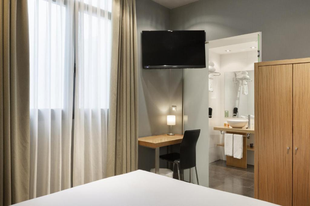 Petit Palace Tres Cruces - Resim 35