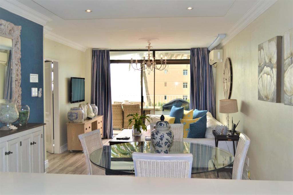 ダーバンにあるUmhlanga Getawaysのダイニングルーム、リビングルーム(ガラスのテーブル付)