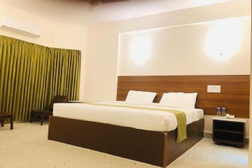Postel nebo postele na pokoji v ubytování Sreeparthi Hotel