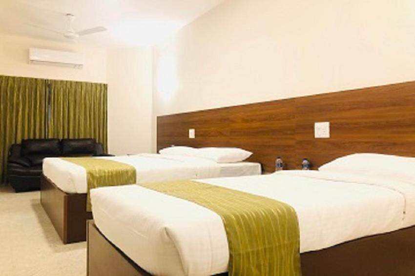 Postel nebo postele na pokoji v ubytování Sreeparthi Hotel