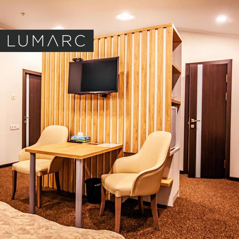 TV a/nebo společenská místnost v ubytování Lumarc Hotel