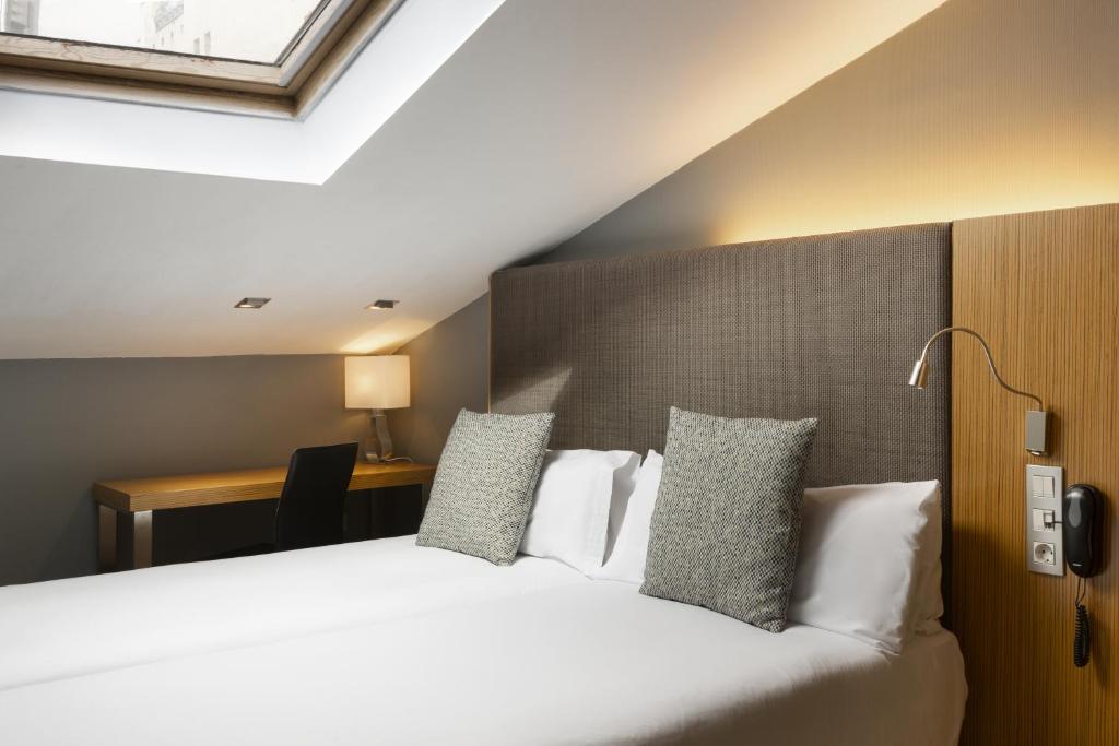 Petit Palace Tres Cruces - Resim 13