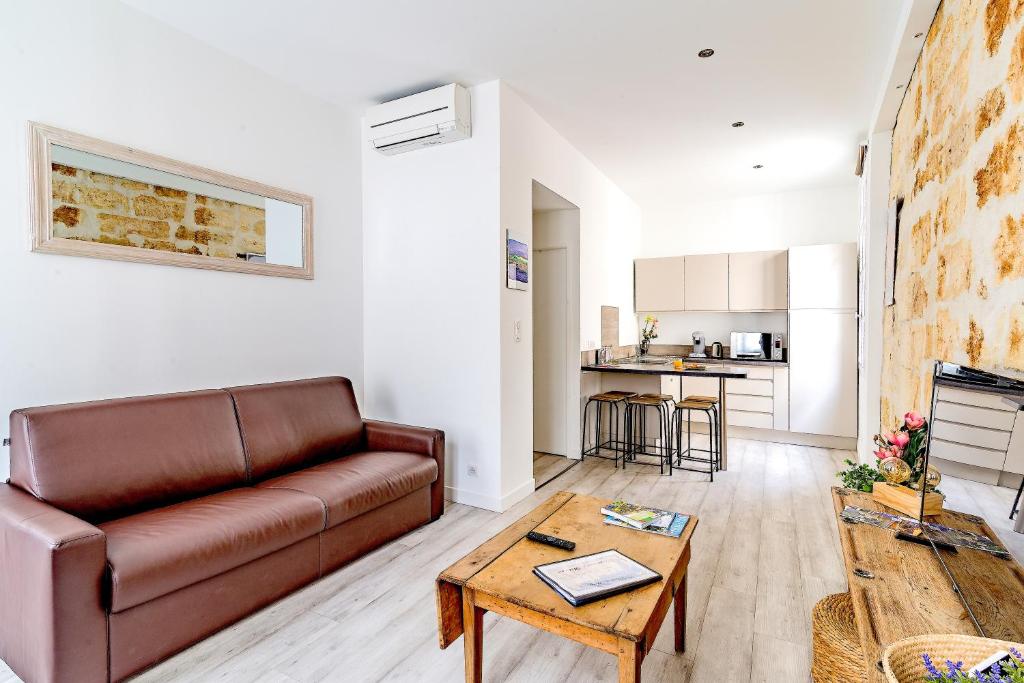 a living room with a couch and a table at Chambre et appartements entre le Pont d Avignon et le Palais des Papes in Avignon