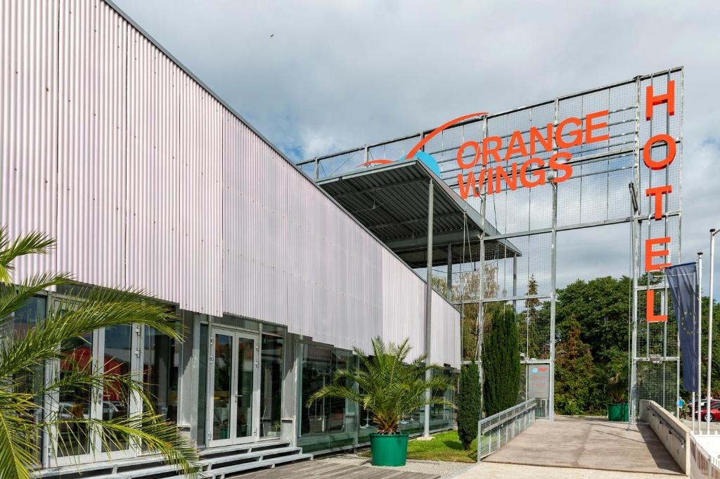 Un edificio con un cartel en el costado. en Orange Wings Krems, en Krems an der Donau