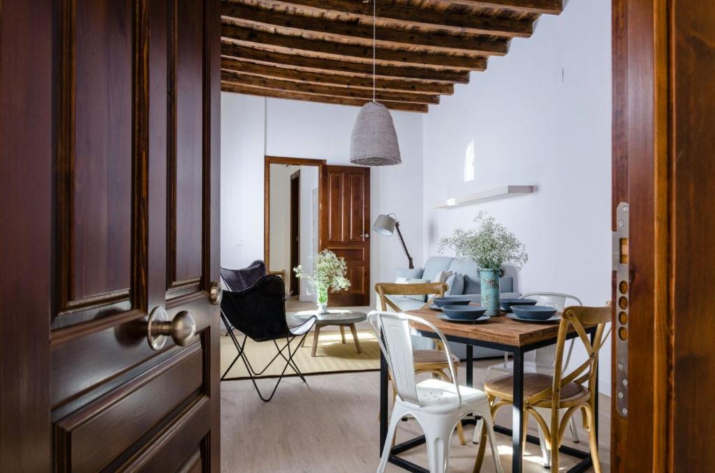 a dining room with a table and chairs at Casas del Albaicín in Granada