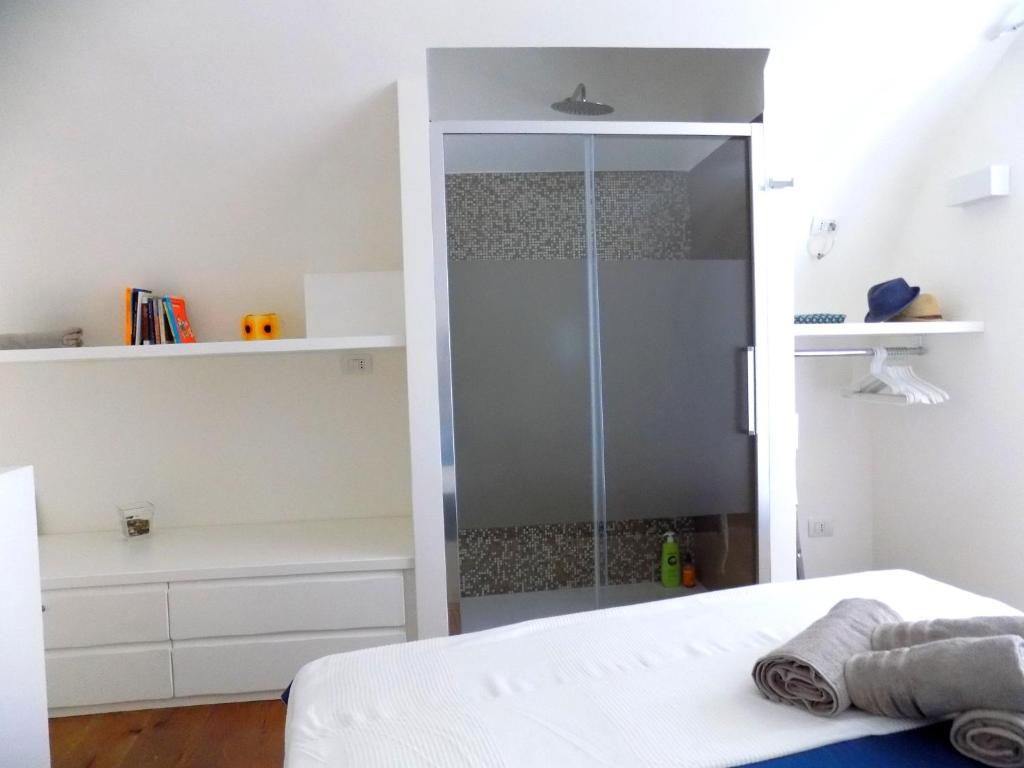 A bed or beds in a room at San Gregorio House