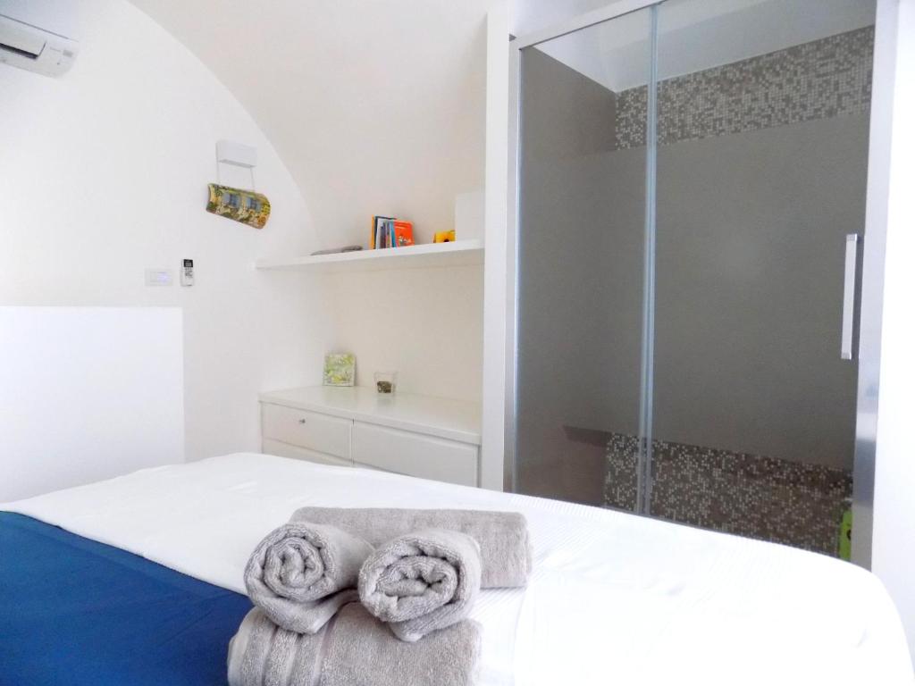 A bed or beds in a room at San Gregorio House