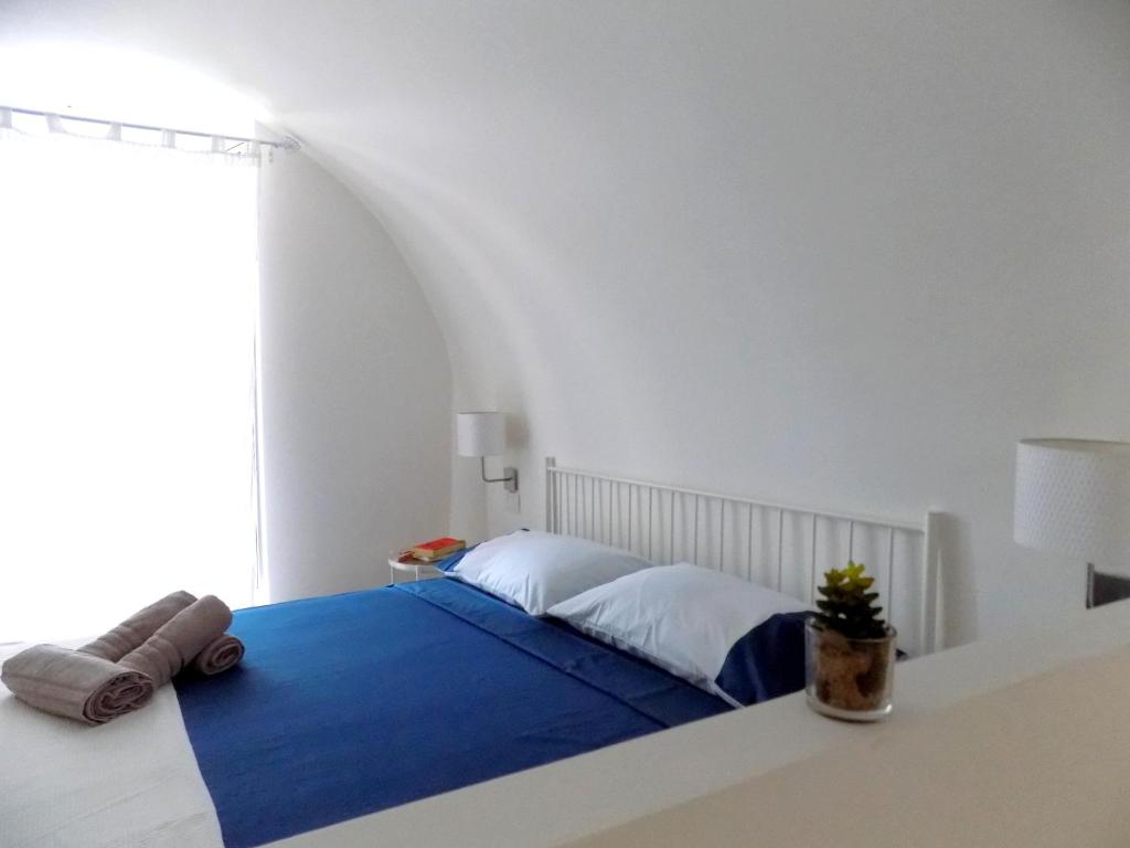 A bed or beds in a room at San Gregorio House