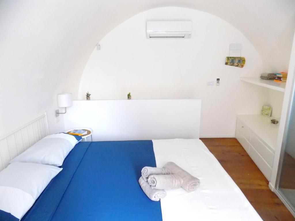 A bed or beds in a room at San Gregorio House