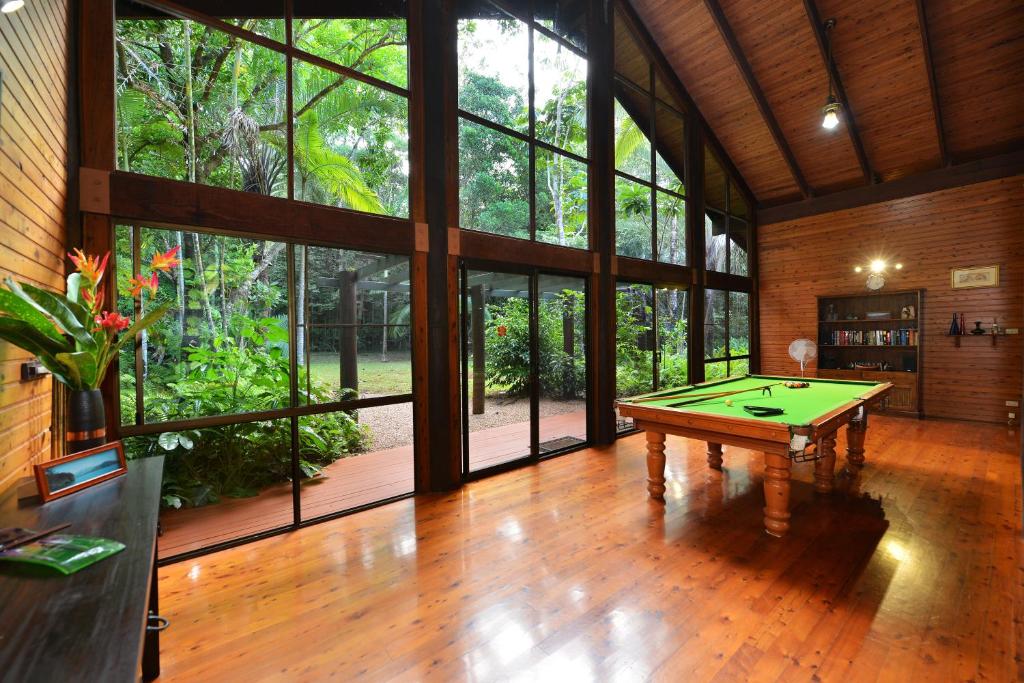 Wait-a-While Eco Retreat内的一张台球桌