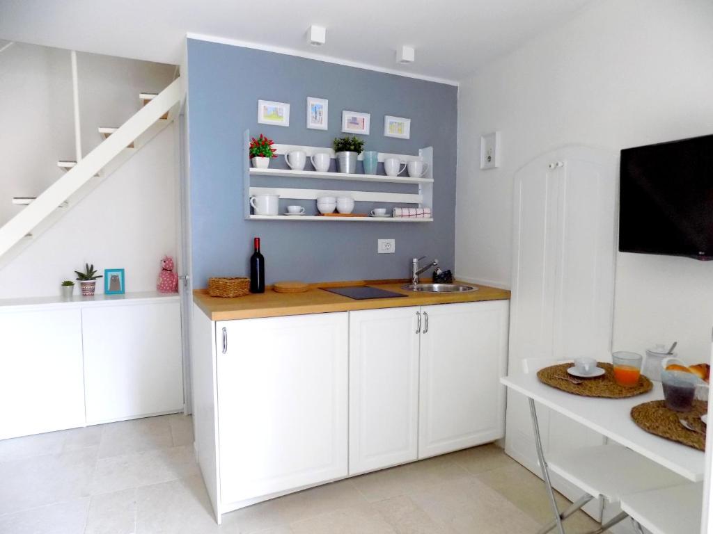 A kitchen or kitchenette at San Gregorio House