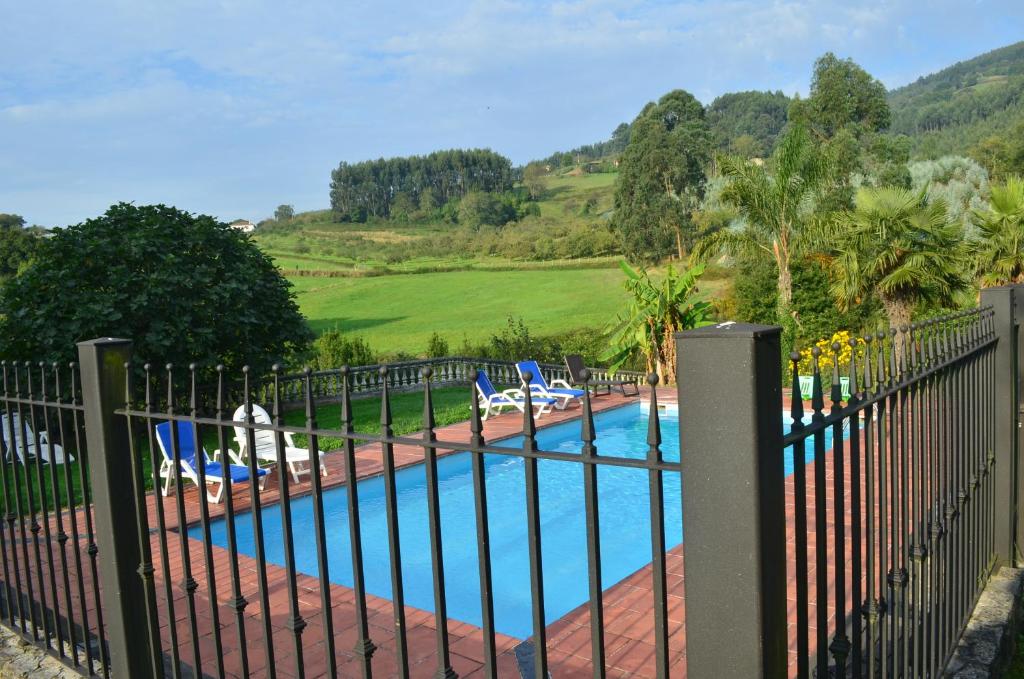 The swimming pool at or close to apartamentos y habitaciones Quinta La Espadaña apartamentos y habitaciones Quinta la Espadaña