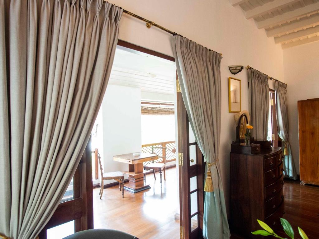Posezení v ubytování Le Colonial 1506 - Exclusive Luxury Hideaway