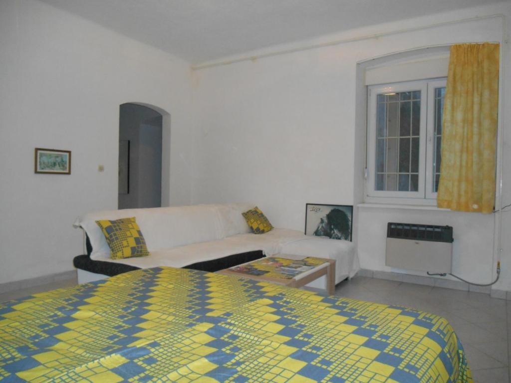 sala de estar con cama y sofá en Rajan Apartman, en Zagreb