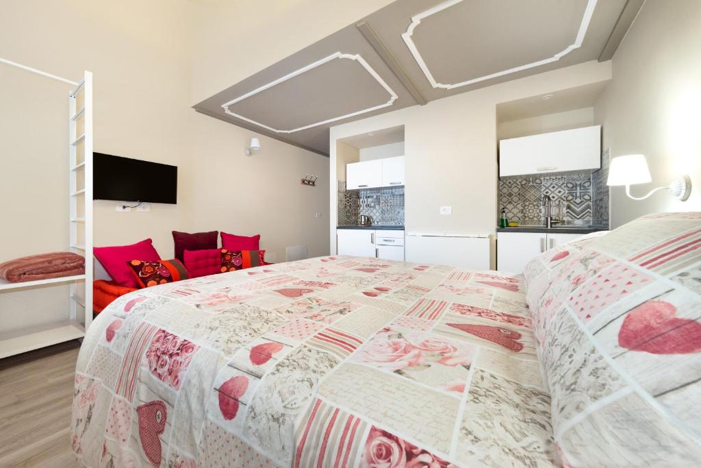 una camera da letto con un grande letto con cuscini rossi di A Casa Di Luna a Bologna