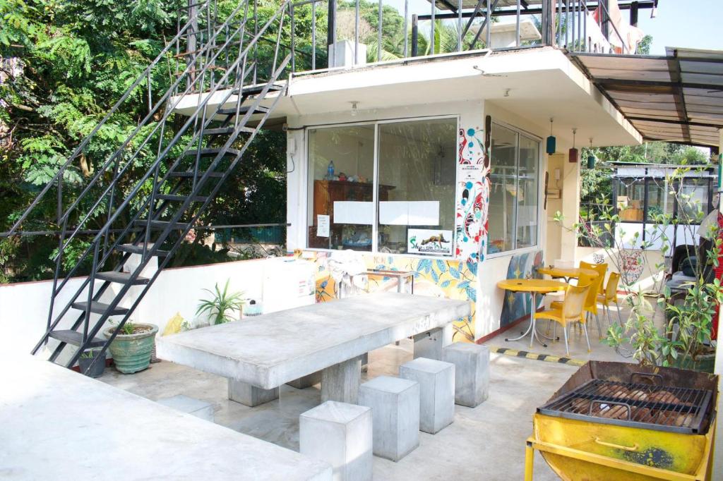 Balkón nebo terasa v ubytování Kandy Backpackers Hostel