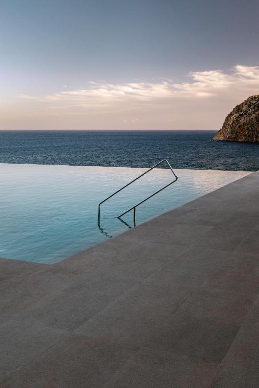 Bazén v ubytování Milos Cove nebo v jeho okolí