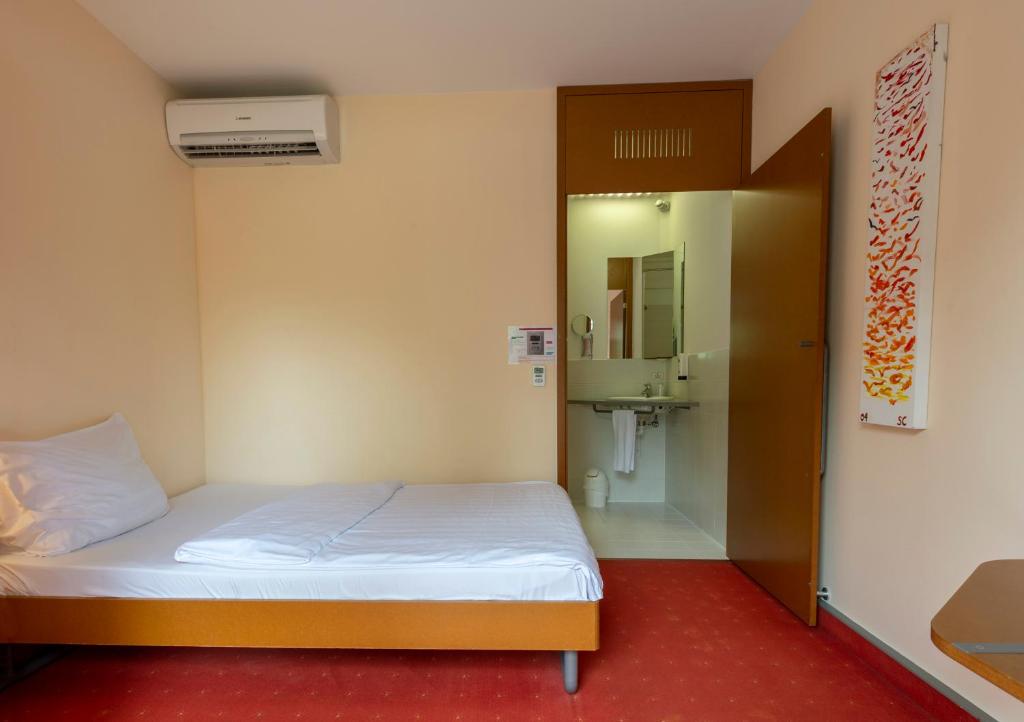 Postel nebo postele na pokoji v ubytování Orange Wings Krems