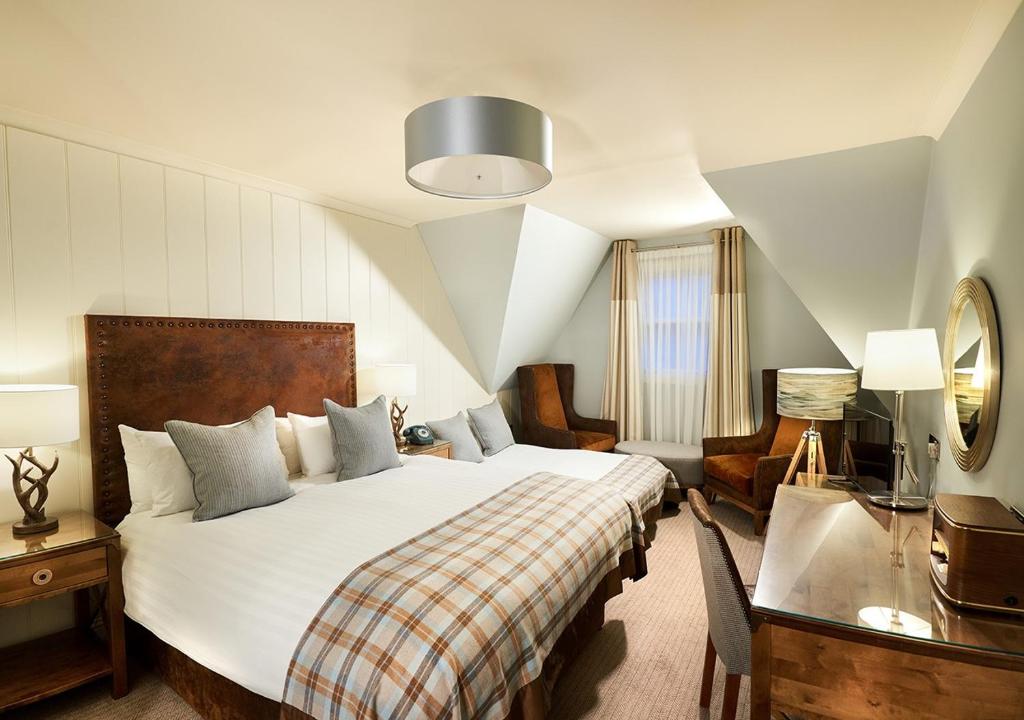 Postel nebo postele na pokoji v ubytování Loch Fyne Hotel & Spa