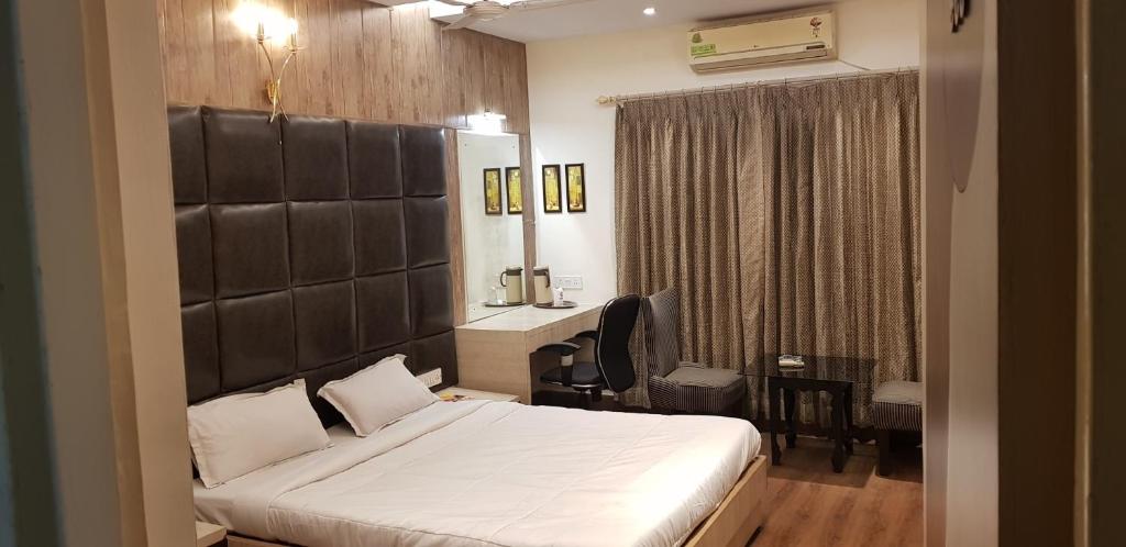 Postel nebo postele na pokoji v ubytování Hotel Rushabh Home