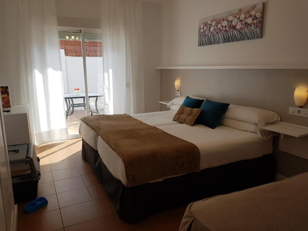 Postel nebo postele na pokoji v ubytování Campomar Playa
