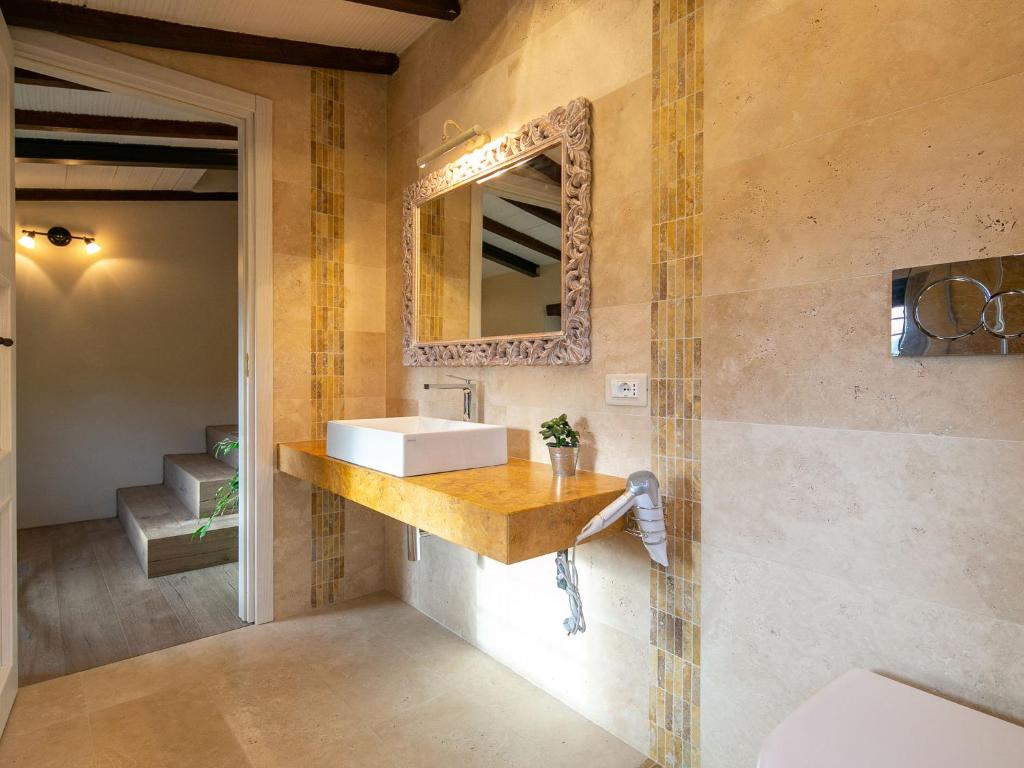 Łazienka w obiekcie Provincial villa in Magione with private pool