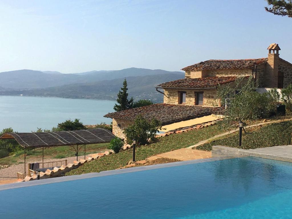 willa z basenem przed domem w obiekcie Provincial villa in Magione with private pool w mieście Magione