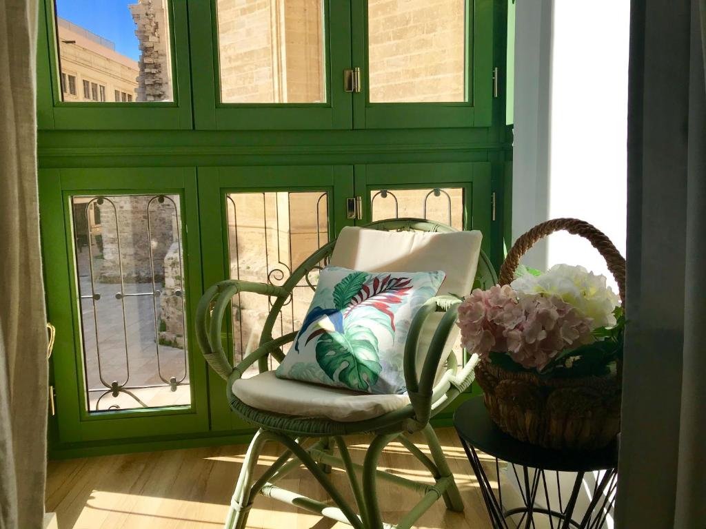 Hotel Destiny Cathedral, a green room with a chair and a window at Destiny Cathedral in Málaga
