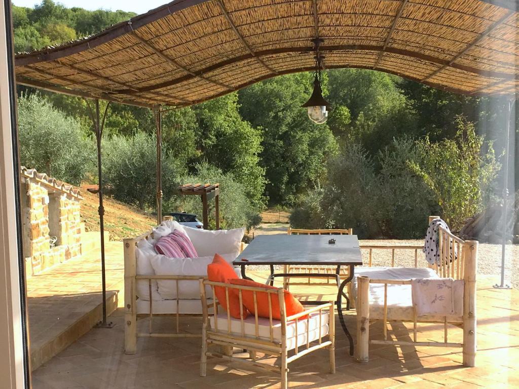 Patio lub wspólna przestrzeń na świeżym powietrzu w obiekcie Provincial villa in Magione with private pool