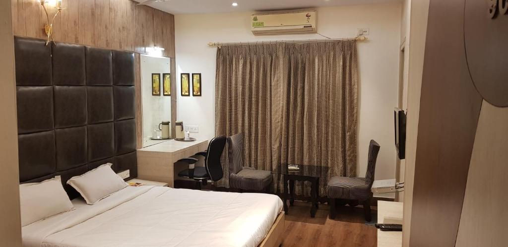 Postel nebo postele na pokoji v ubytování Hotel Rushabh Home