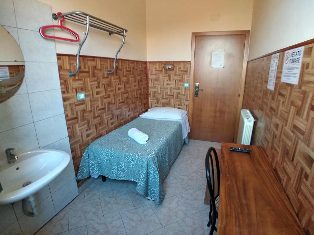 
Single Room with Shared Bathroom
