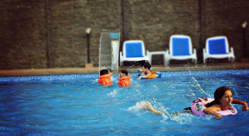 Bazén v ubytování Kobuleti Pearl Of Sea Hotel & Spa nebo v jeho okolí