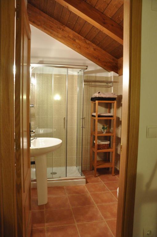 un baño con ducha y lavabo en Casa Rural Cancias, en Fiscal