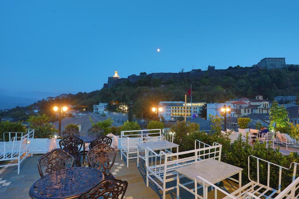 Nespecifikovaný výhled na hory nebo výhled na hory při pohledu z hotelu