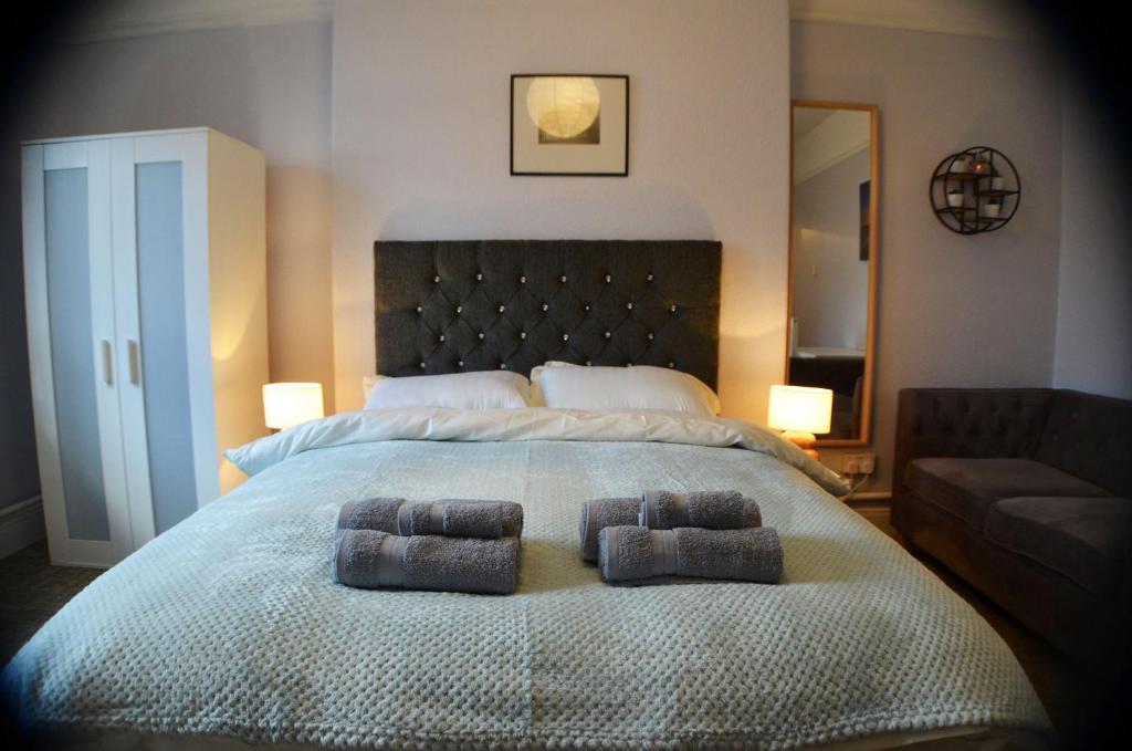 Tempat tidur dalam kamar di Gorton Mount Hotel Manchester