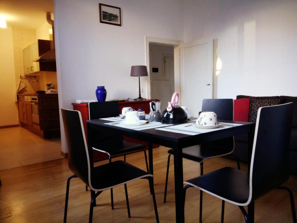 un tavolo nero da pranzo con sedie in una stanza di Ca' Dorso a Venezia