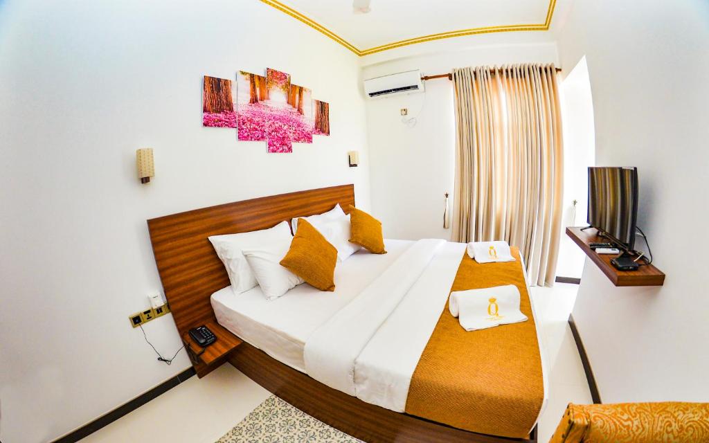 Postel nebo postele na pokoji v ubytování Negombo New Queen's Palace