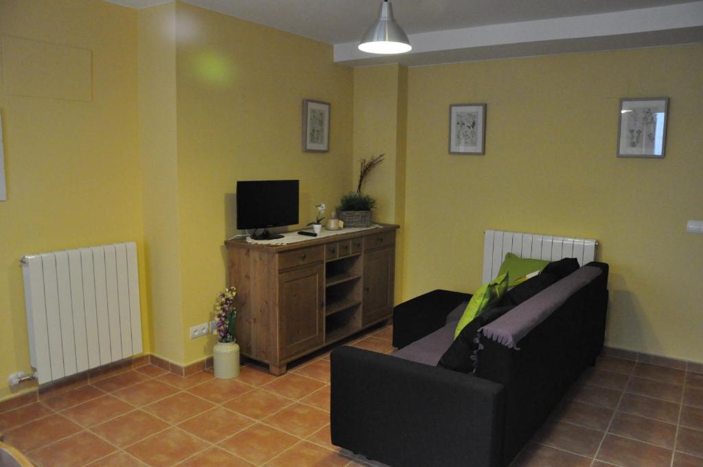 sala de estar con sofá y TV en Casa Rural Cancias, en Fiscal
