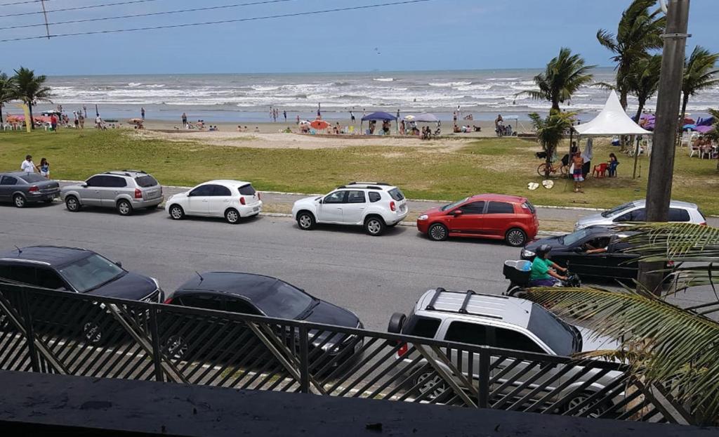  Casa com piscina de frente pro mar