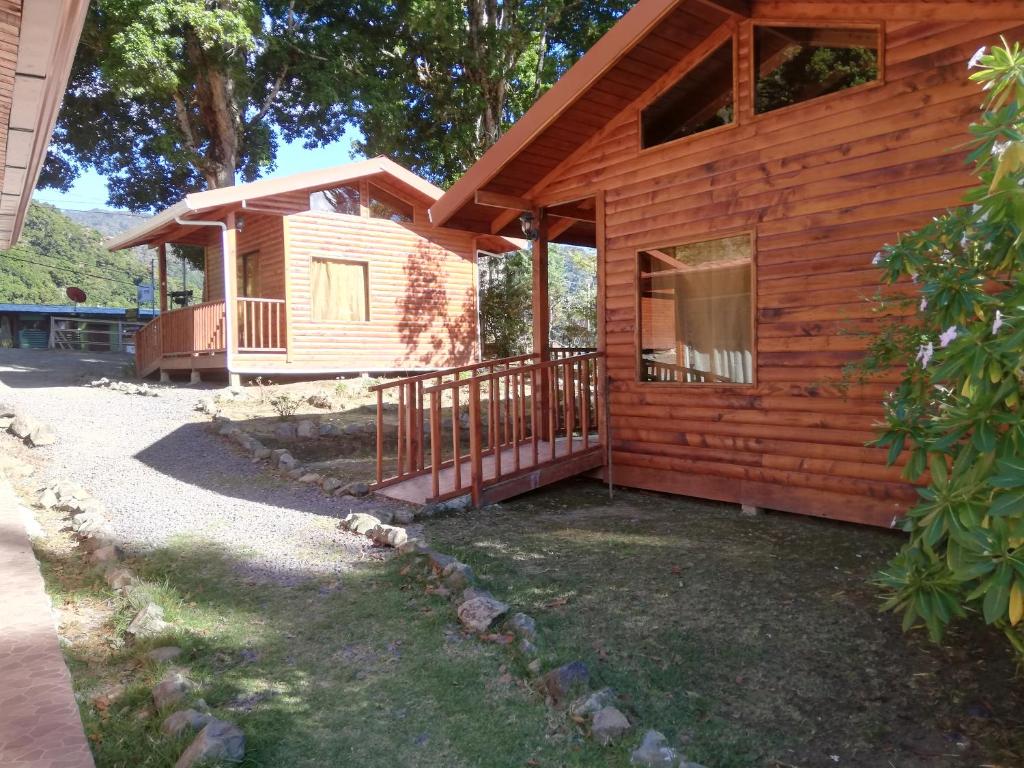 Cabaña de madera con porche y balcón en Cabañas San Gerardo, en San Gerardo de Dota