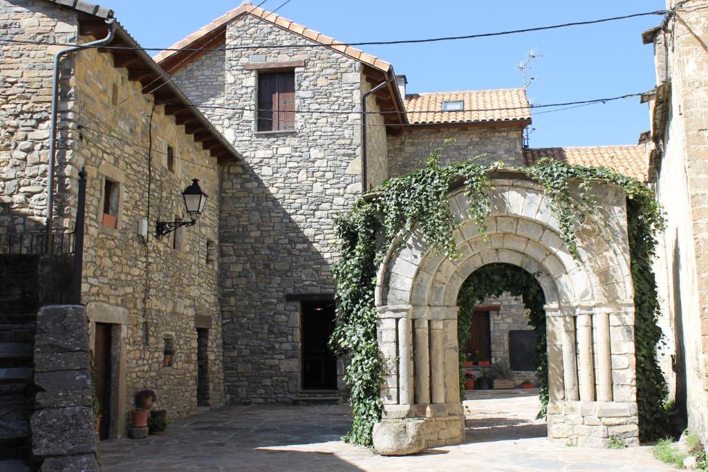 una entrada a un edificio de piedra con un arco en Casa Rural Cancias, en Fiscal