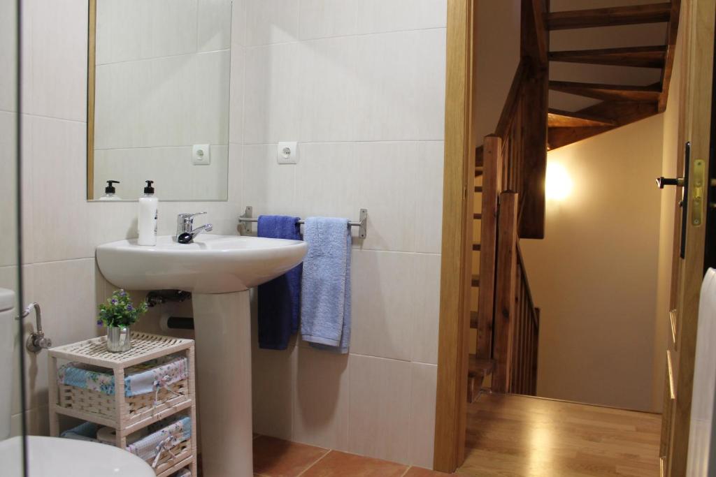 un baño con lavabo y espejo en Casa Rural Cancias, en Fiscal