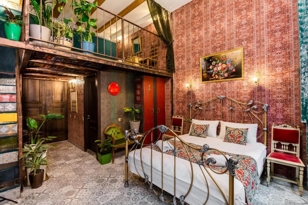 una camera con letto e muro di mattoni di Tiflis Inn Boutique Hotel a Tbilisi City