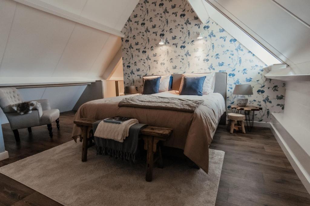 a bedroom with a bed with blue floral wallpaper at Blauwe Lucht in Deurne