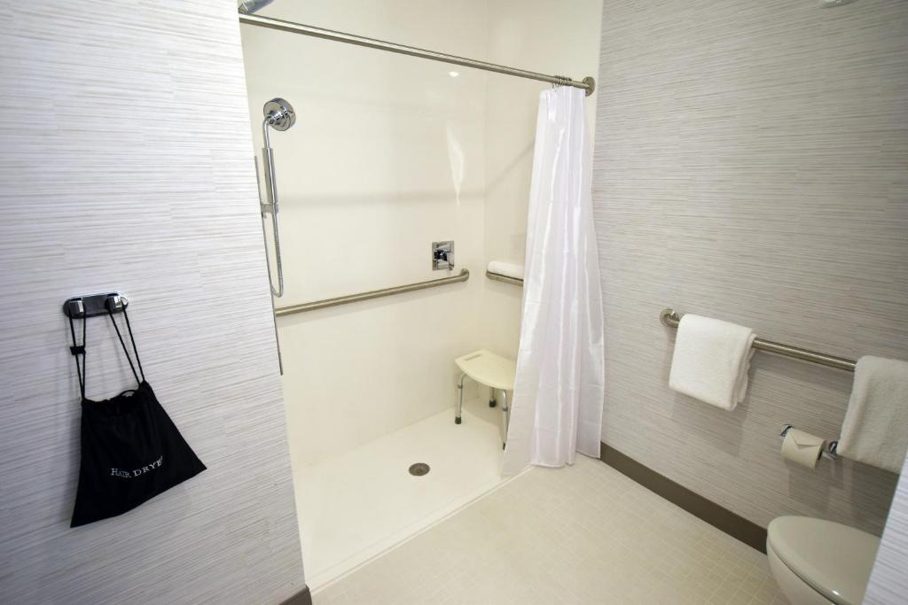 Legacy Hotel at IMG Academy - King Room Met Roll -in Douche - Toegang Van Handicaps