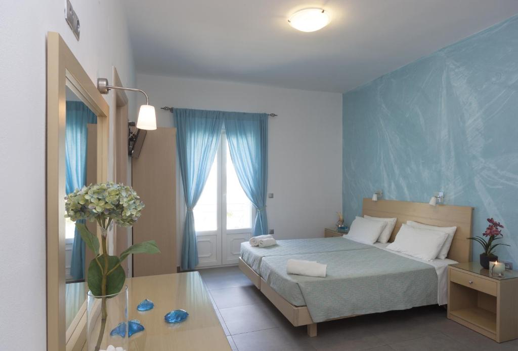 Кровать или кровати в номере Blue Harmony Hotel