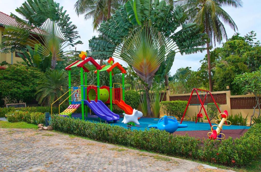 un patio con parque infantil y equipo de juegos en Samui Green Life, en Bophut 